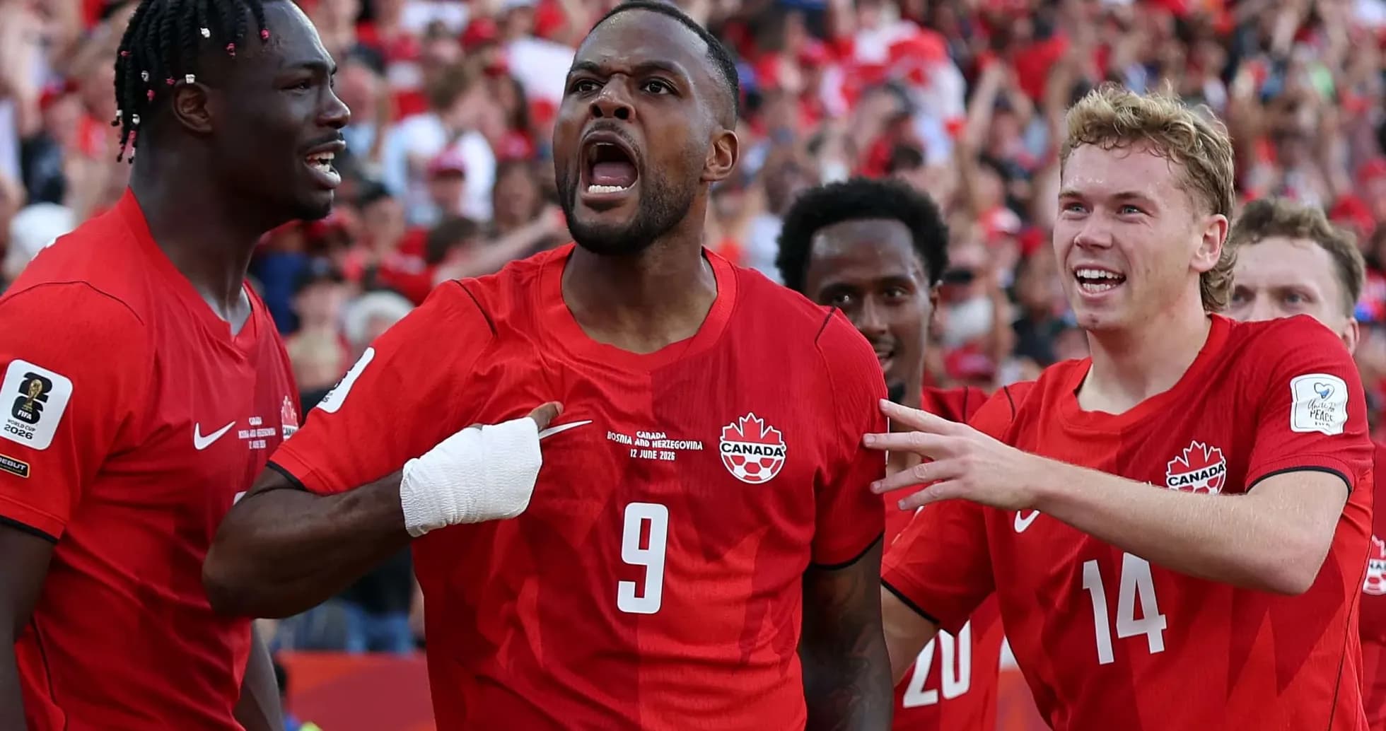 Kanada futbolçuları qələbə sevincini yaşayır