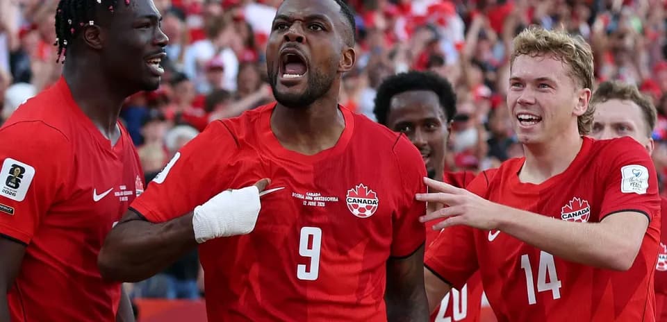 Kanada futbolçuları qələbə sevincini yaşayır