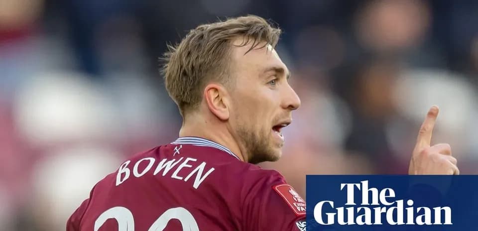 Futbolçu Bowen meydanda əlini qaldırıb danışır