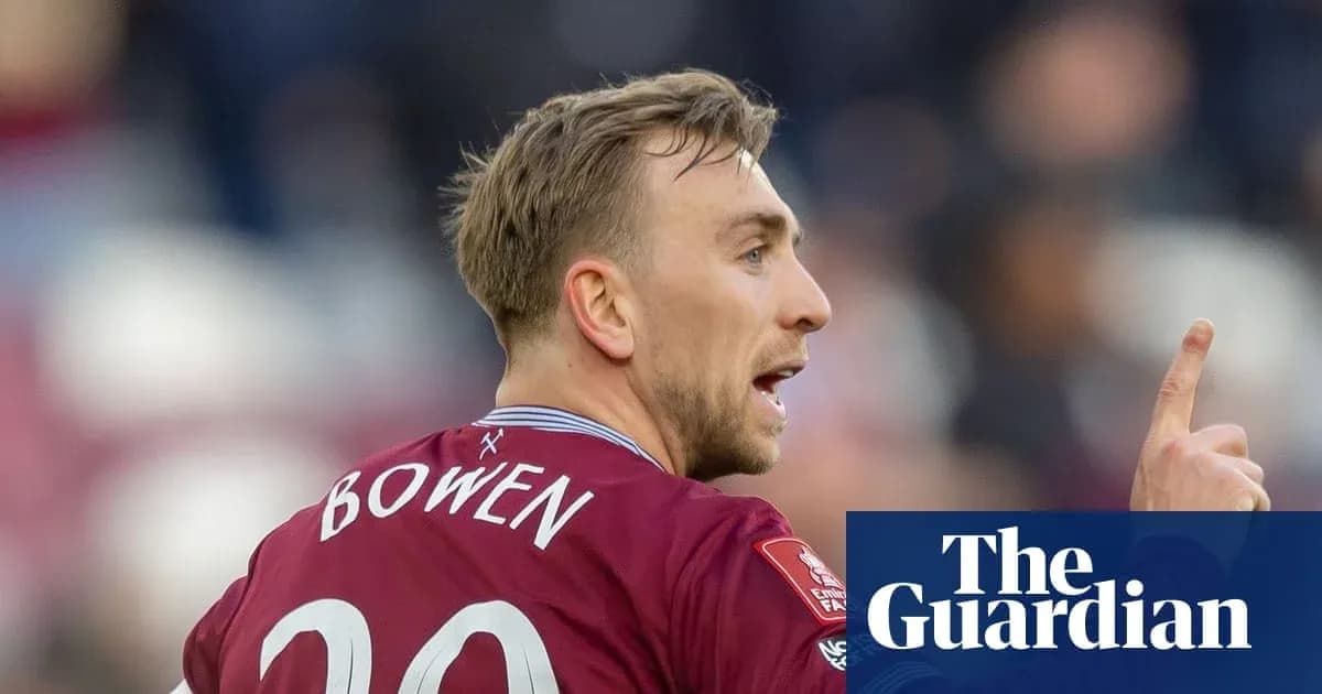 Futbolçu Bowen meydanda əlini qaldırıb danışır