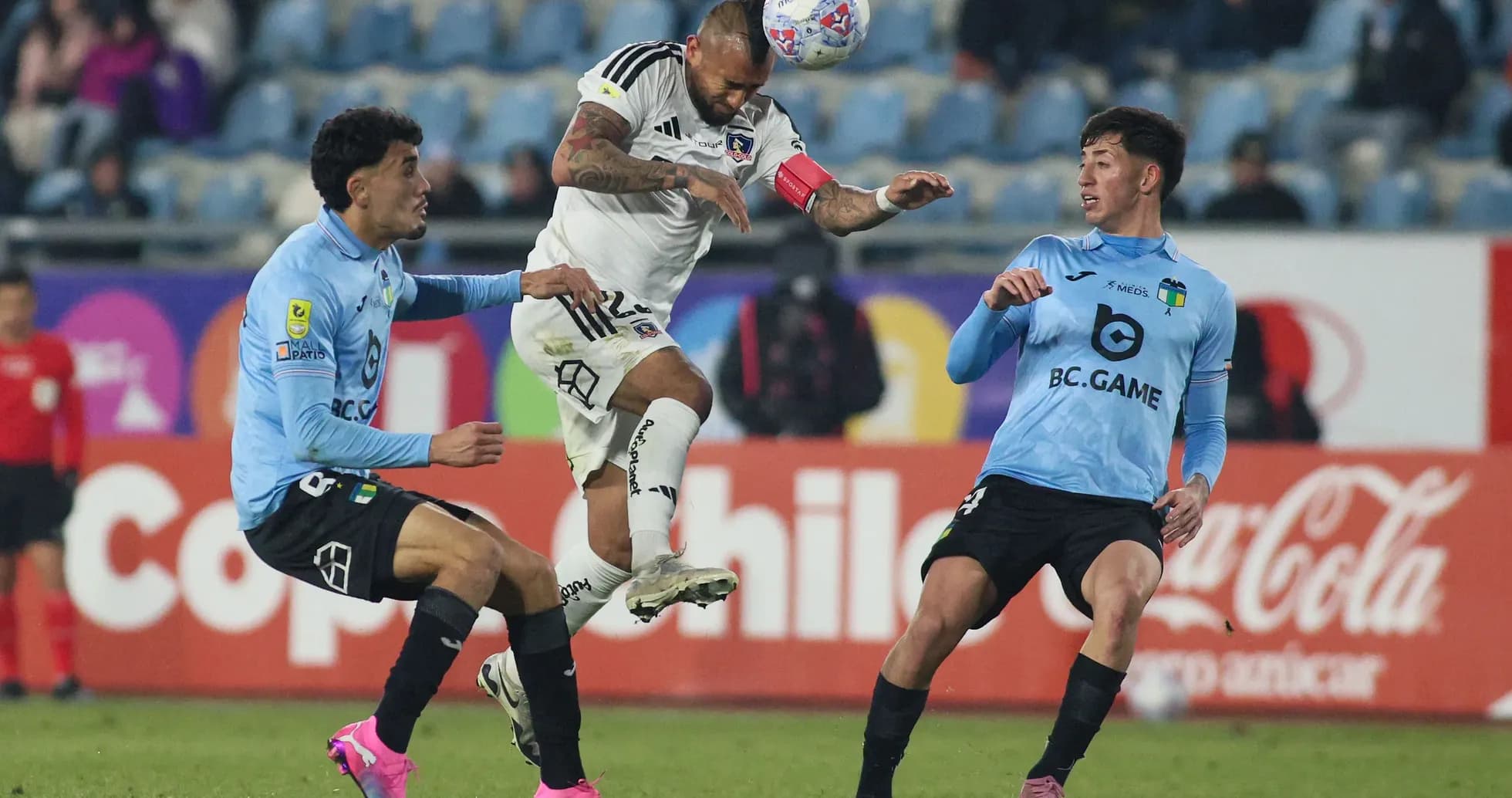 Colo Colo və O'Higgins oyunçuları mübarizədə