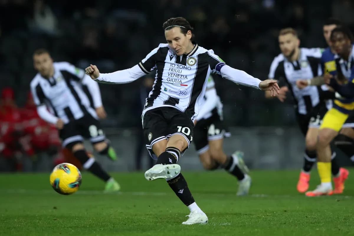 Udinese futbolçusu penalti vurur