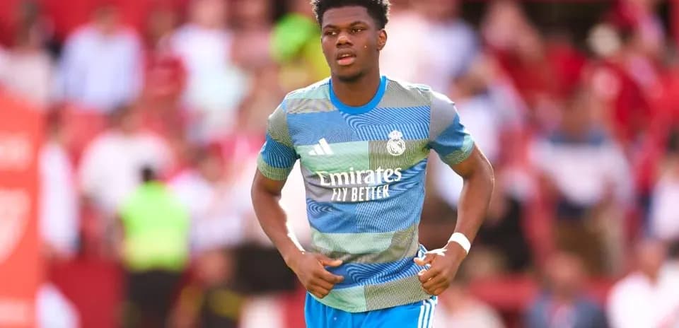 Futbolçu Real Madrid formasında istilah edir