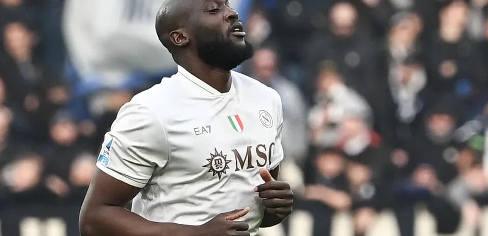 Futbolçu qol vurduqdan sonra sevinir
