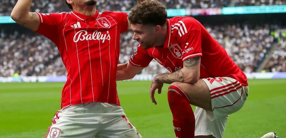 İki Nottingham Forest oyunçusu sevinir