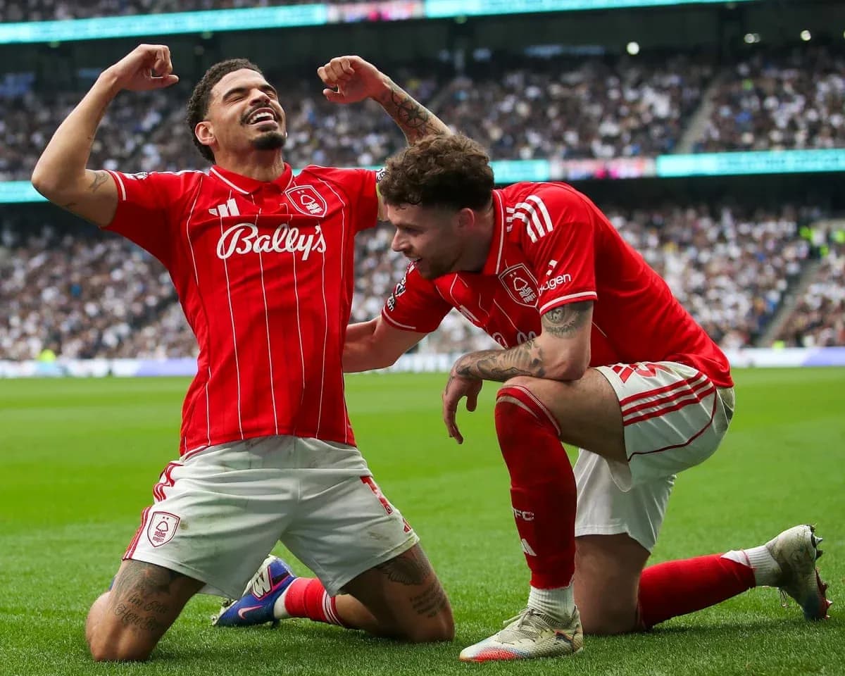 İki Nottingham Forest oyunçusu sevinir