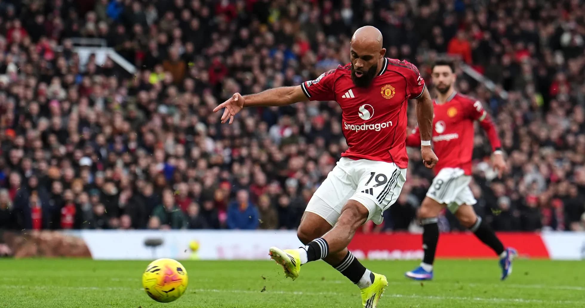 Manchester United oyunçusu topa zərbə vurur