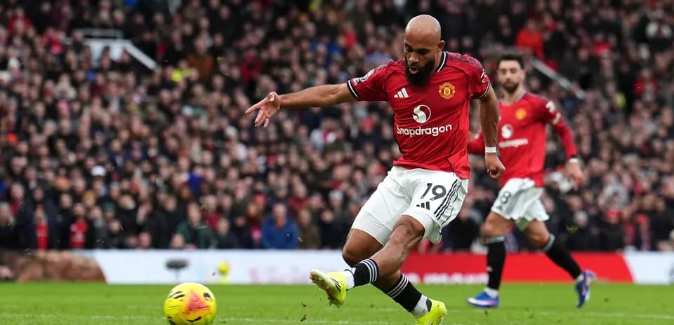 Manchester United oyunçusu topa zərbə vurur