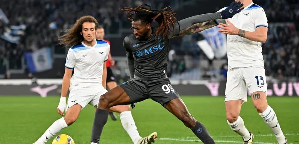 Napoli futbolçusu top üçün mübarizə aparır