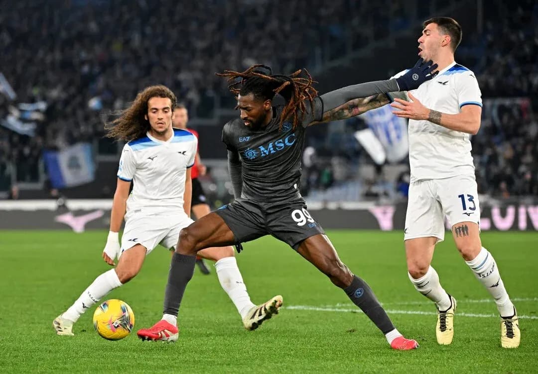 Napoli futbolçusu top üçün mübarizə aparır
