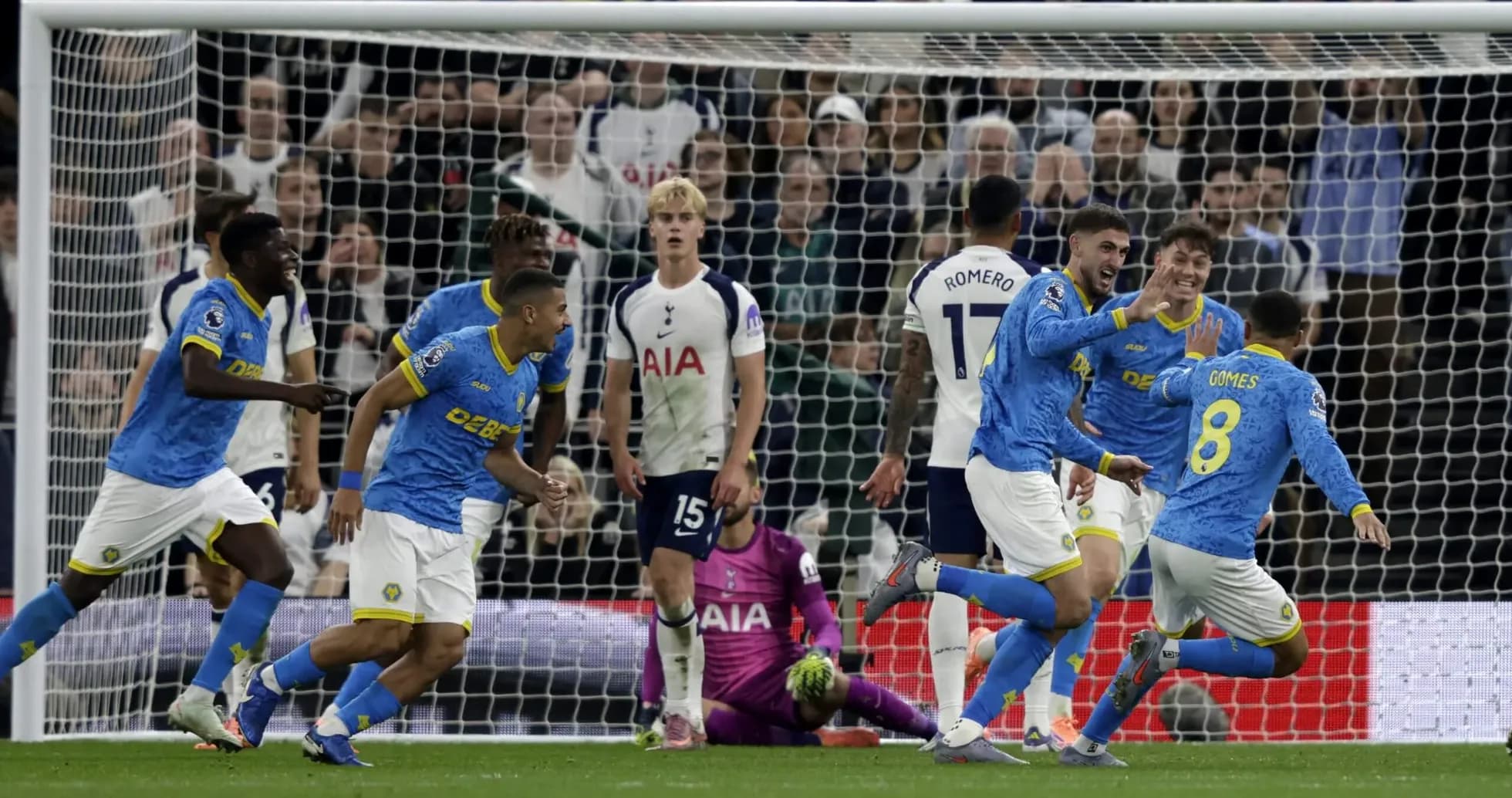 Wolverhampton oyunçuları qol sevincini yaşayır