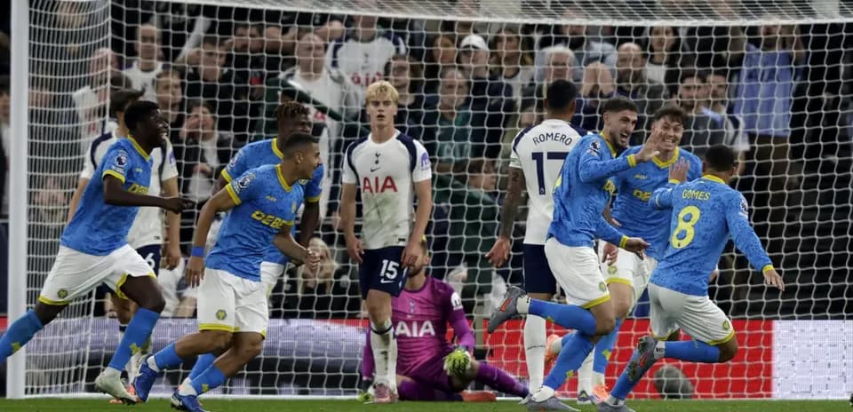 Wolverhampton oyunçuları qol sevincini yaşayır