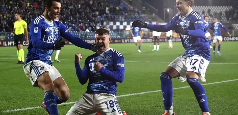 Como futbolçuları qələbə sevinci yaşayır