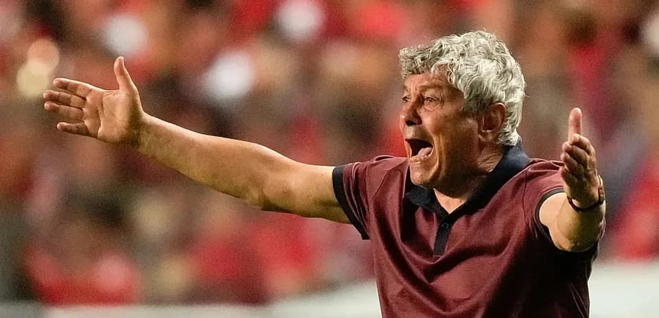 Menejer oyun zamanı komandaya göstəriş verərək