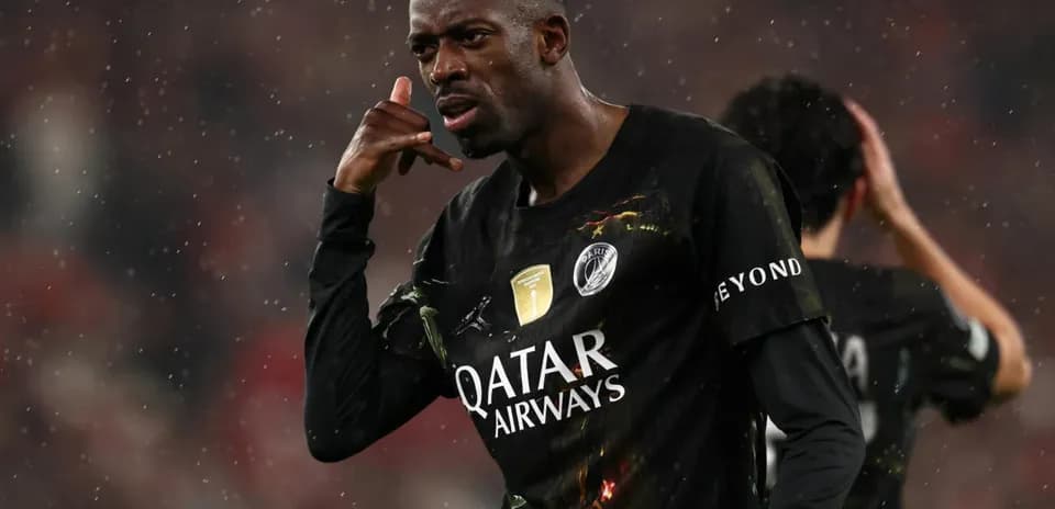 Futbolçu qol vurduqdan sonra telefon işarəsi edir