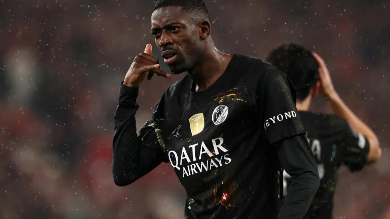 Futbolçu qol vurduqdan sonra telefon işarəsi edir
