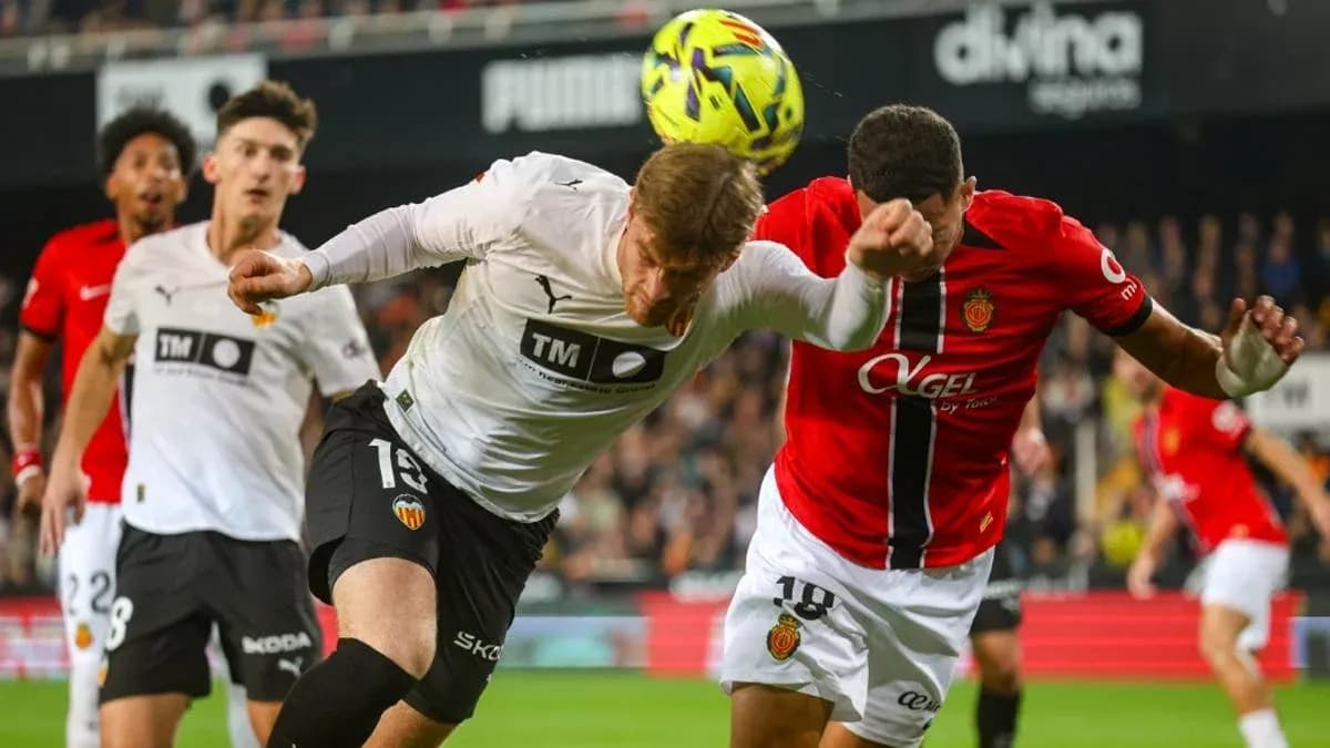 Mallorca və Valencia futbolçuları hava mübarizəsində