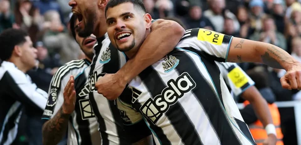 Newcastle futbolçuları sevincini paylaşır