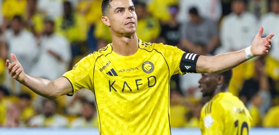 Futbolçu yellow jersey ilə komanda yoldaşlarına işarə edir
