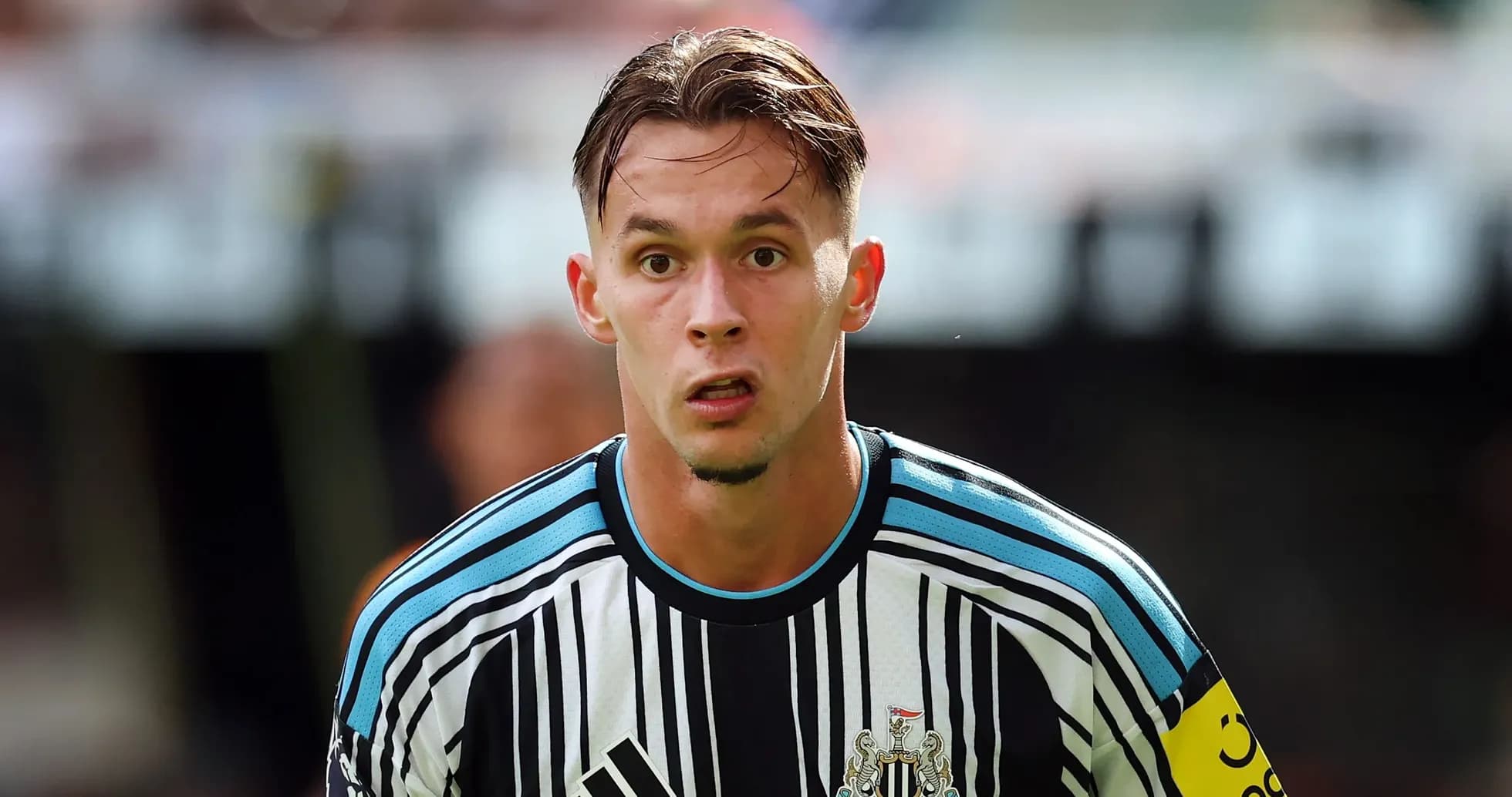 Futbolçu Newcastle United formasında oyunçunu izləyir