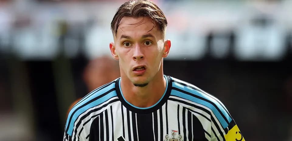 Futbolçu Newcastle United formasında oyunçunu izləyir