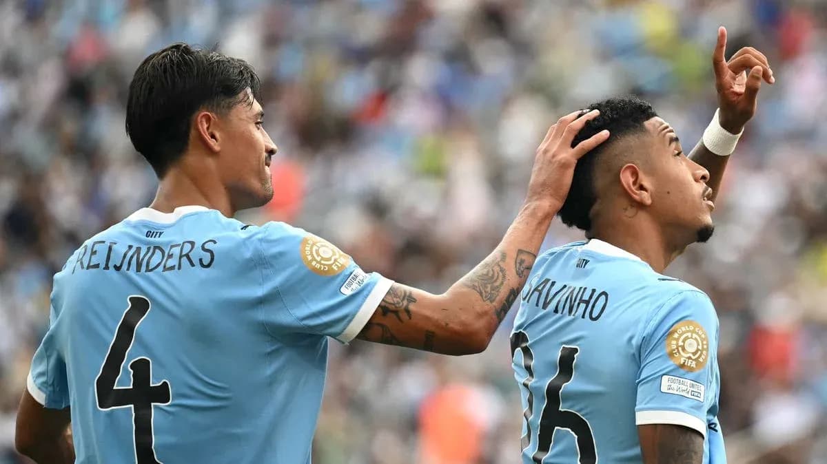 İki futbolçu bir-birinə sevinclə toxunur