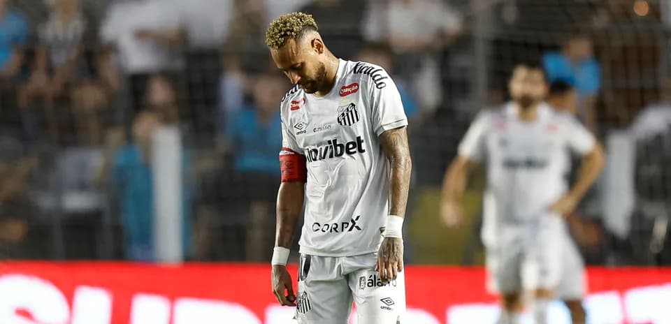 Futbolçunun meydanda başı aşağıda durması