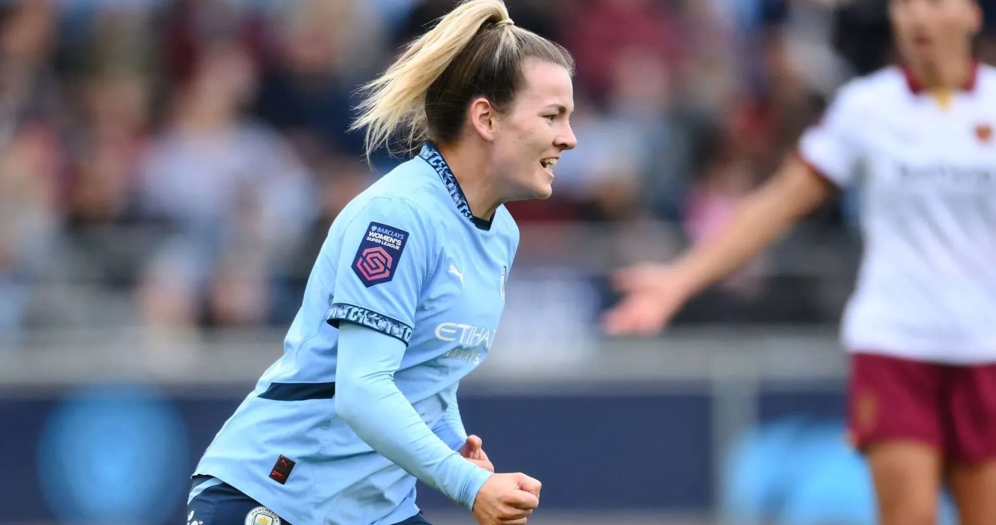 Manchester City W futbolçusu sevinir