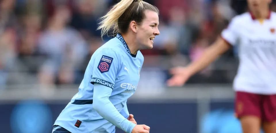 Manchester City W futbolçusu sevinir