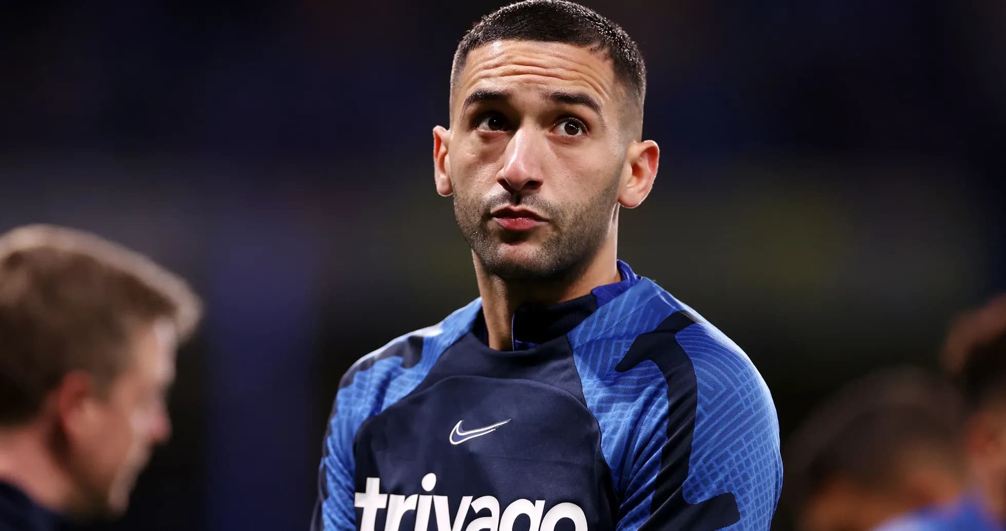 Futbolçu məşq zamanı diqqətlə baxır