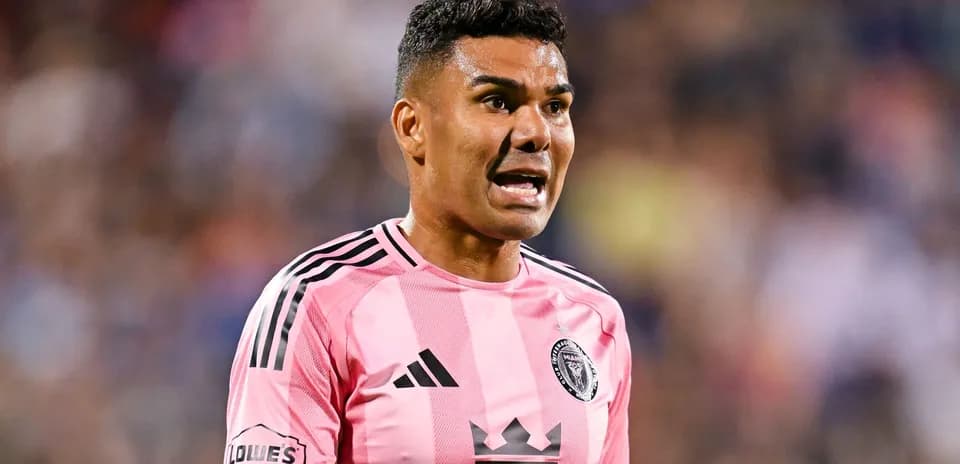 Futbolçu pink forma ilə meydanda danışır