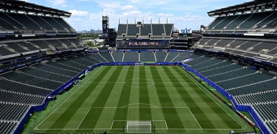 Boş stadion və futbol sahəsi görünüşü