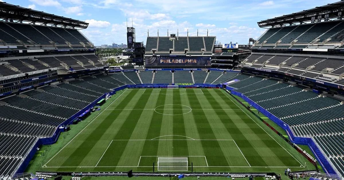 Boş stadion və futbol sahəsi görünüşü