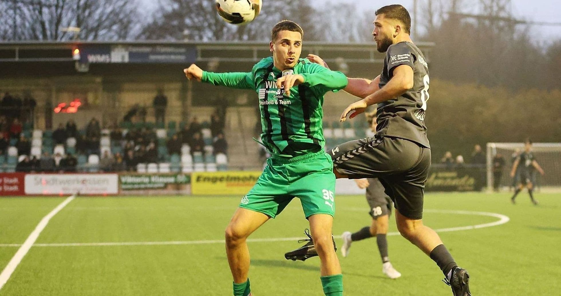 İki futbolçunun top üçün mübarizəsi