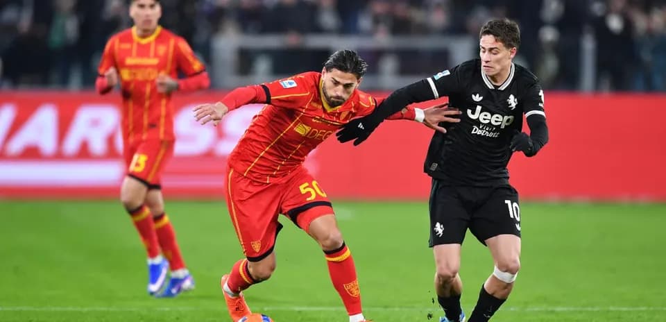 Lecce və Juventus futbolçuları mübarizə aparır