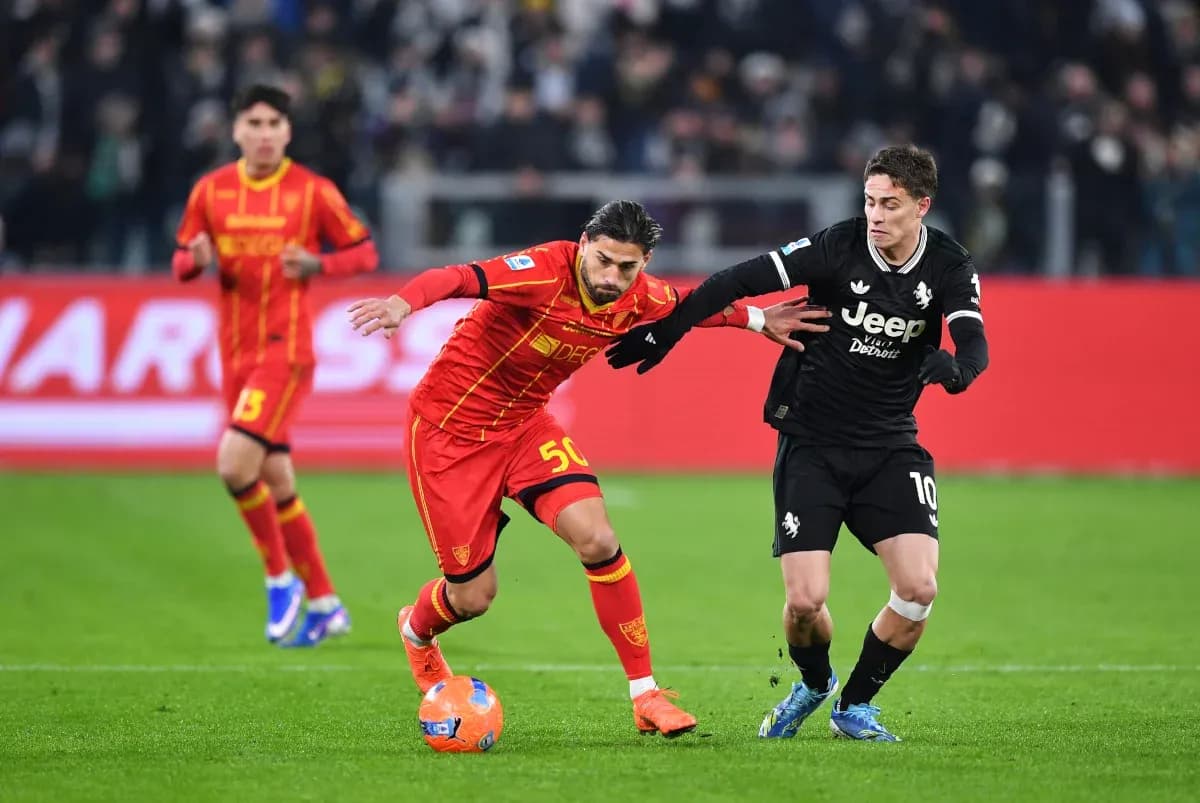 Lecce və Juventus futbolçuları mübarizə aparır