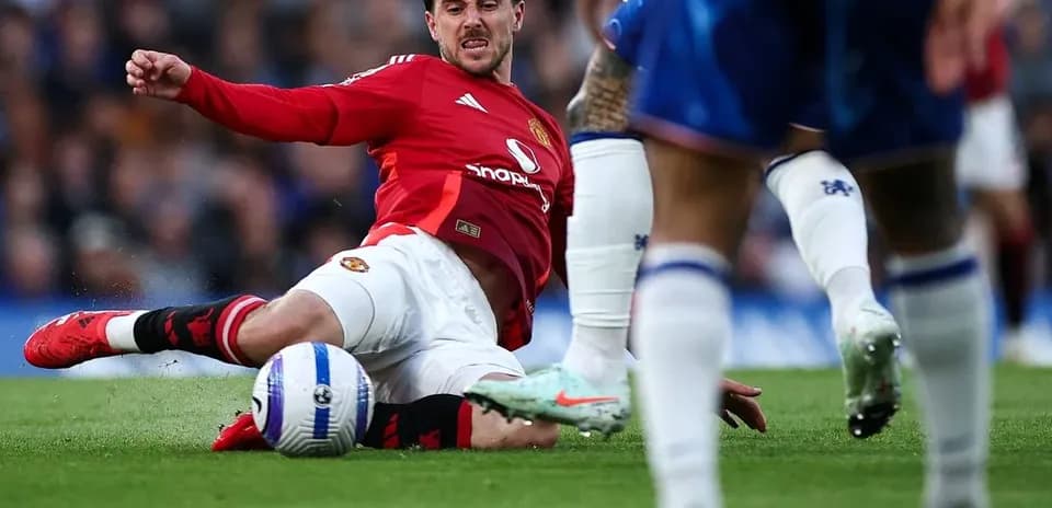 Manchester United oyunçusu topa hücum edir