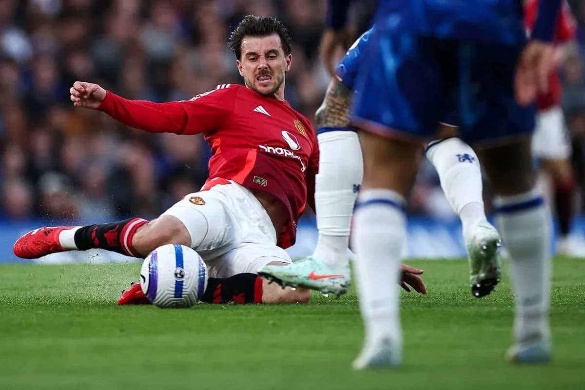 Manchester United oyunçusu topa hücum edir
