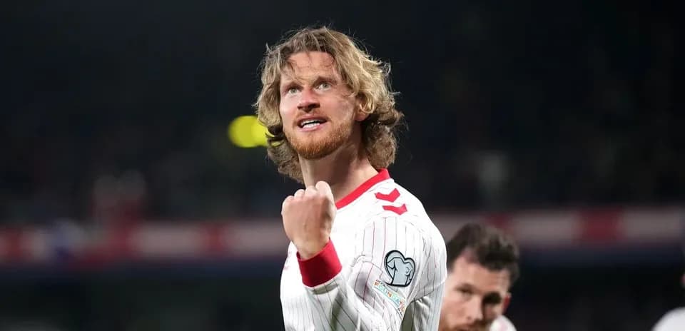 Futbolçu sevinclə əlini havaya qaldırır