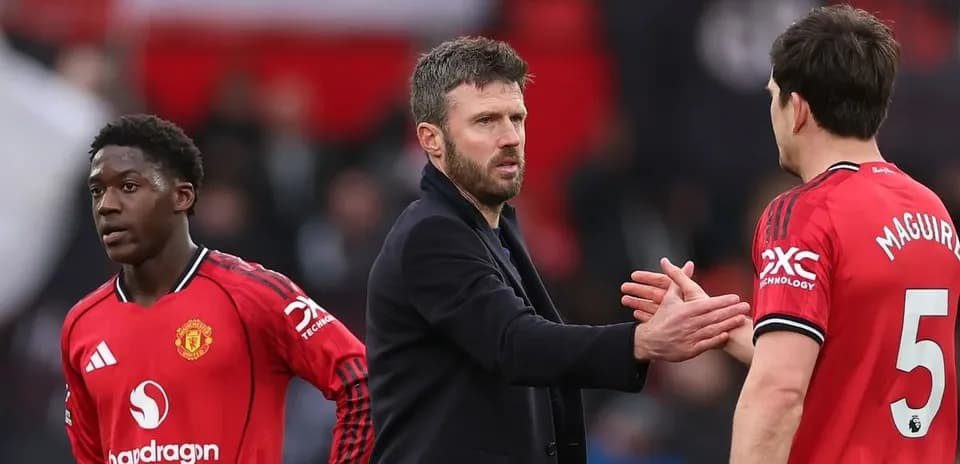 Michael Carrick speaking with players after match