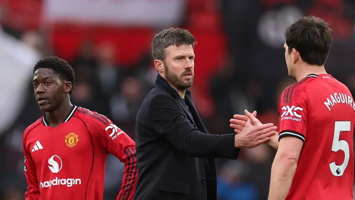 Michael Carrick speaking with players after match