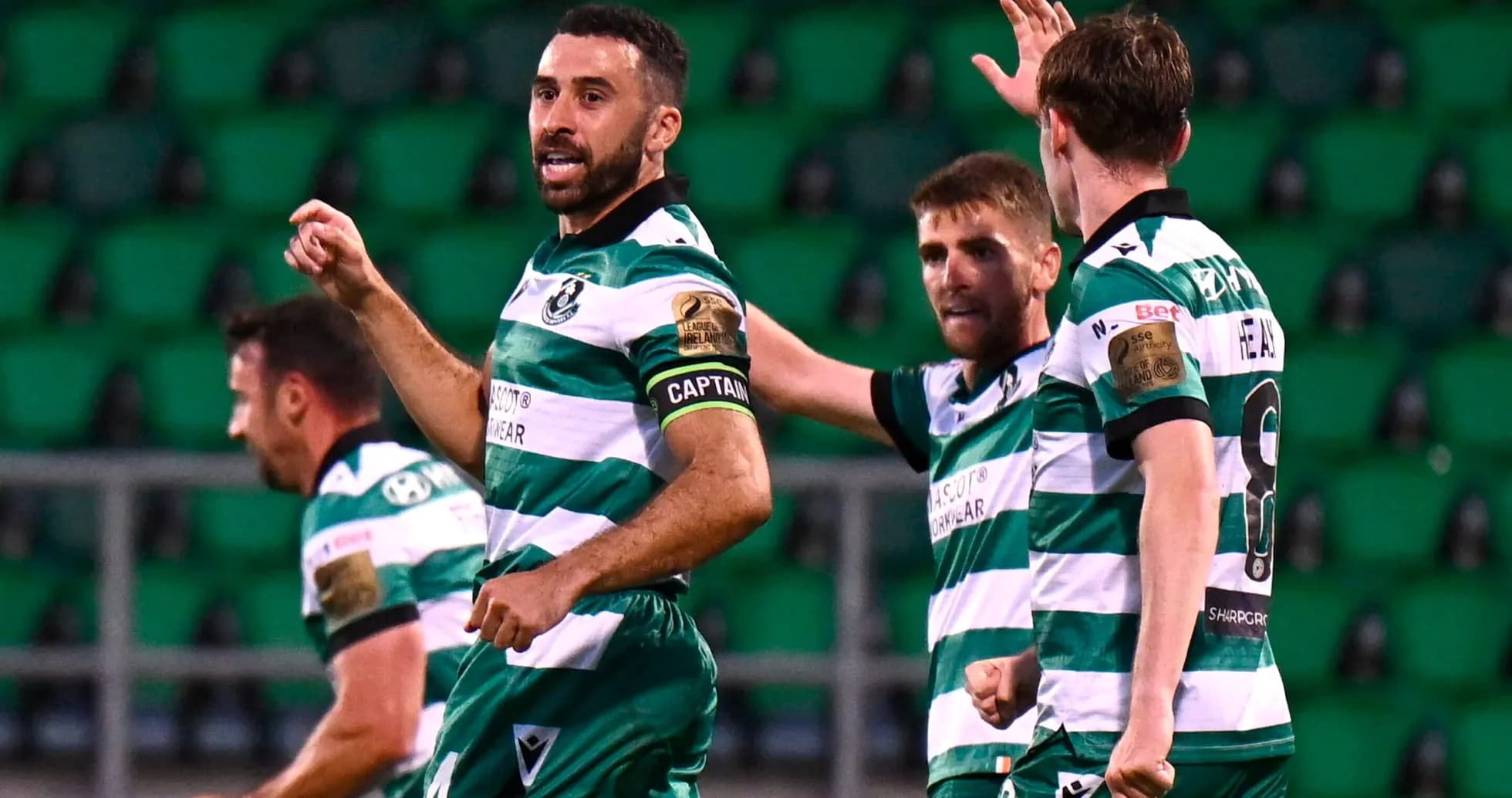 Shamrock Rovers futbolçuları sevinir