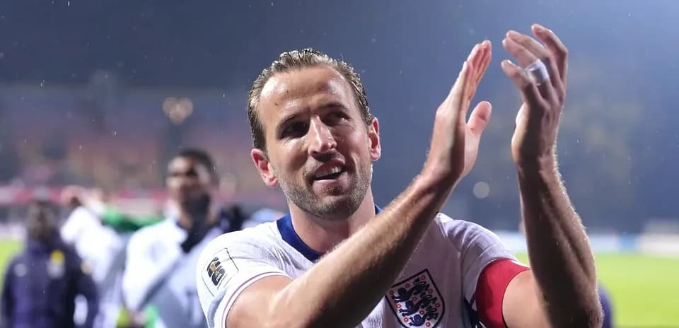 Futbolçu Harry Kane alqışlayır, İngiltərə formasıda