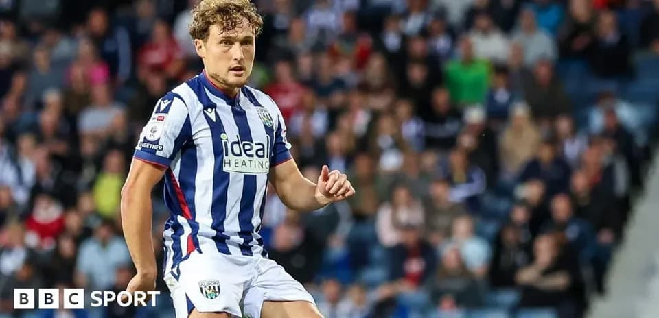 Futbolçu mavi-ağ rəngli forma ilə topa yaxınlaşır
