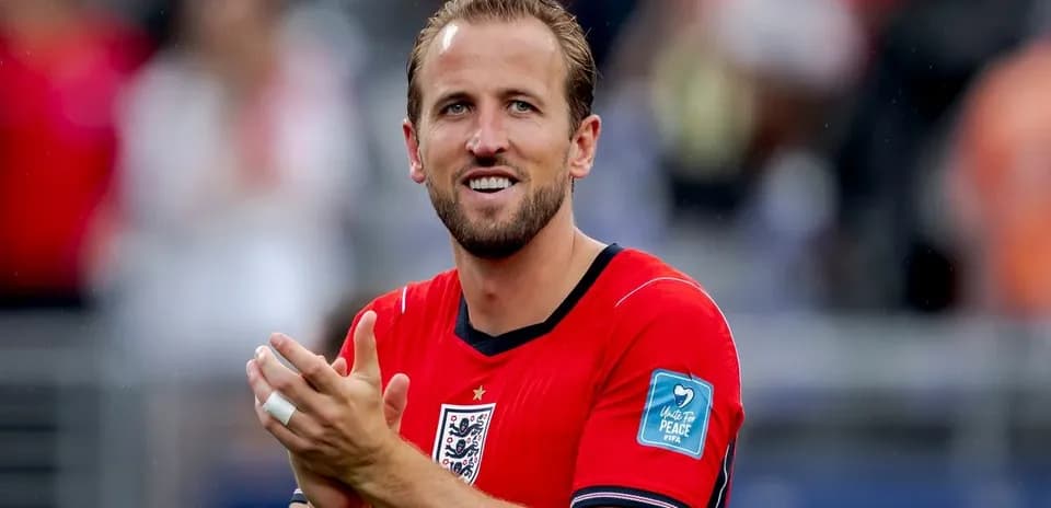 Futbolçu Harry Kane alqışlayır