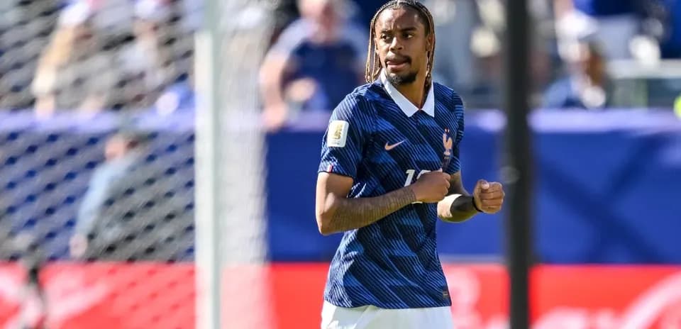 Fransa futbolçusu oyun zamanı meydanda