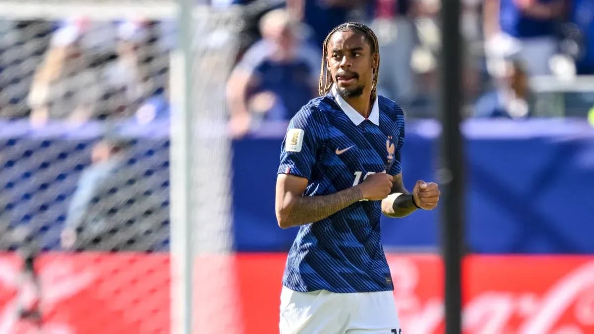 Fransa futbolçusu oyun zamanı meydanda