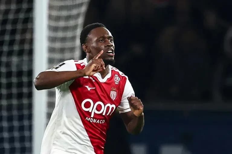 Futbolçu qol vurduqdan sonra sevinir