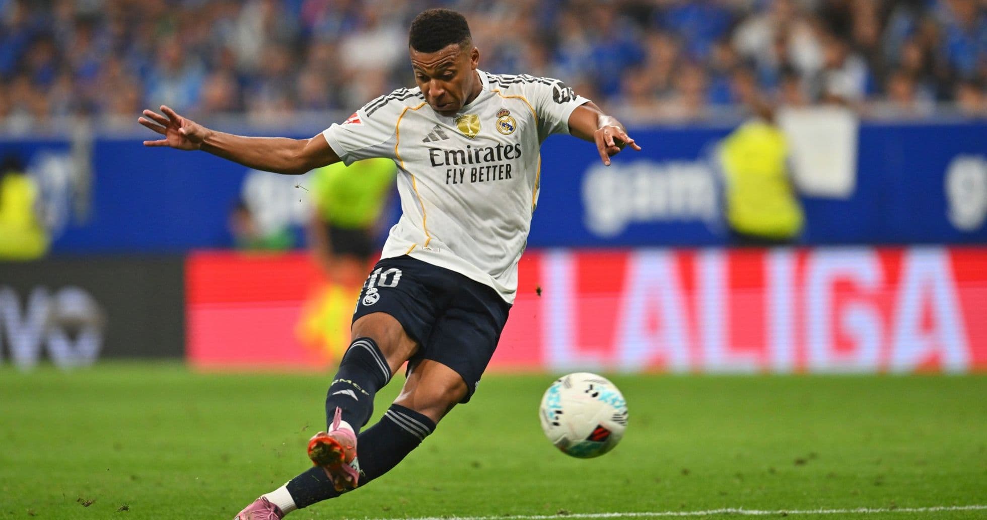 Real Madrid futbolçusu topa zərbə vurur