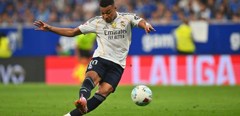 Real Madrid futbolçusu topa zərbə vurur